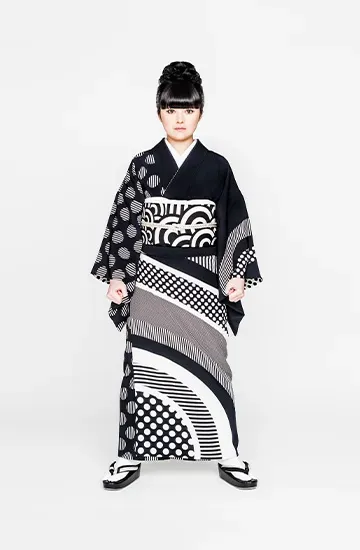 femme portant un kimono noir et blanc