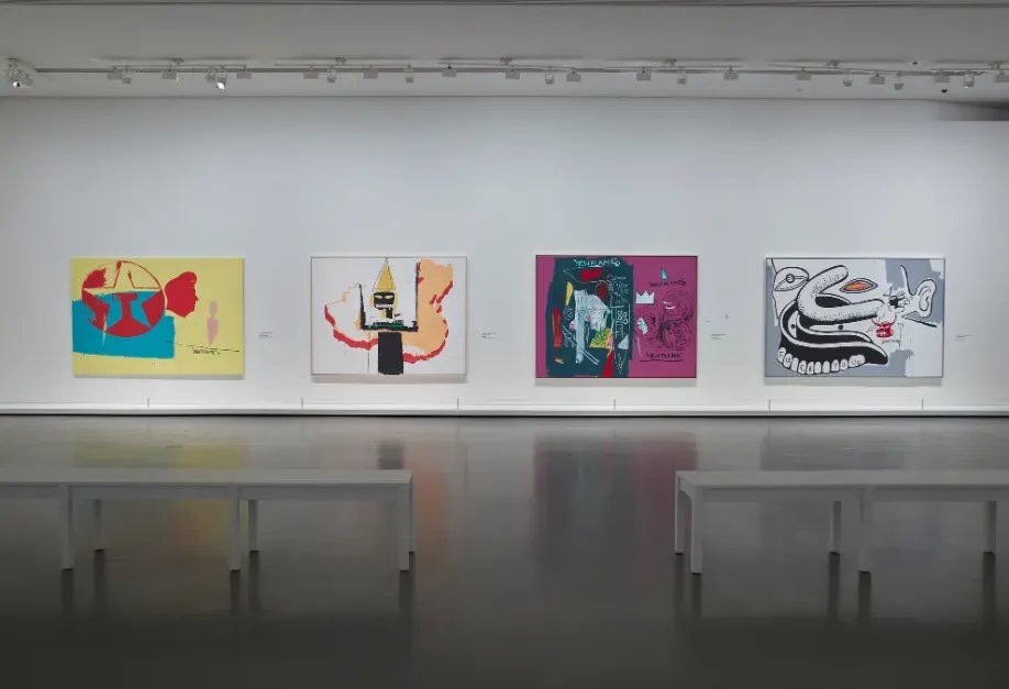 Exposition Basquiat x Warhol avec tableaux dans la Fondation Louis Vuitton