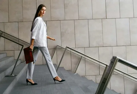 femme descendant des escaliers