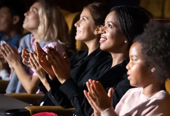personnes regardant un spectacle